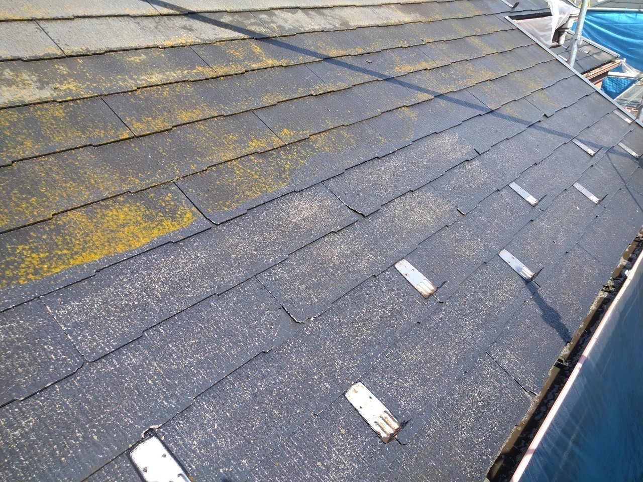 下地調整の重要なポイント4　ひび割れ・クラック補修（屋根）・縁切り作業