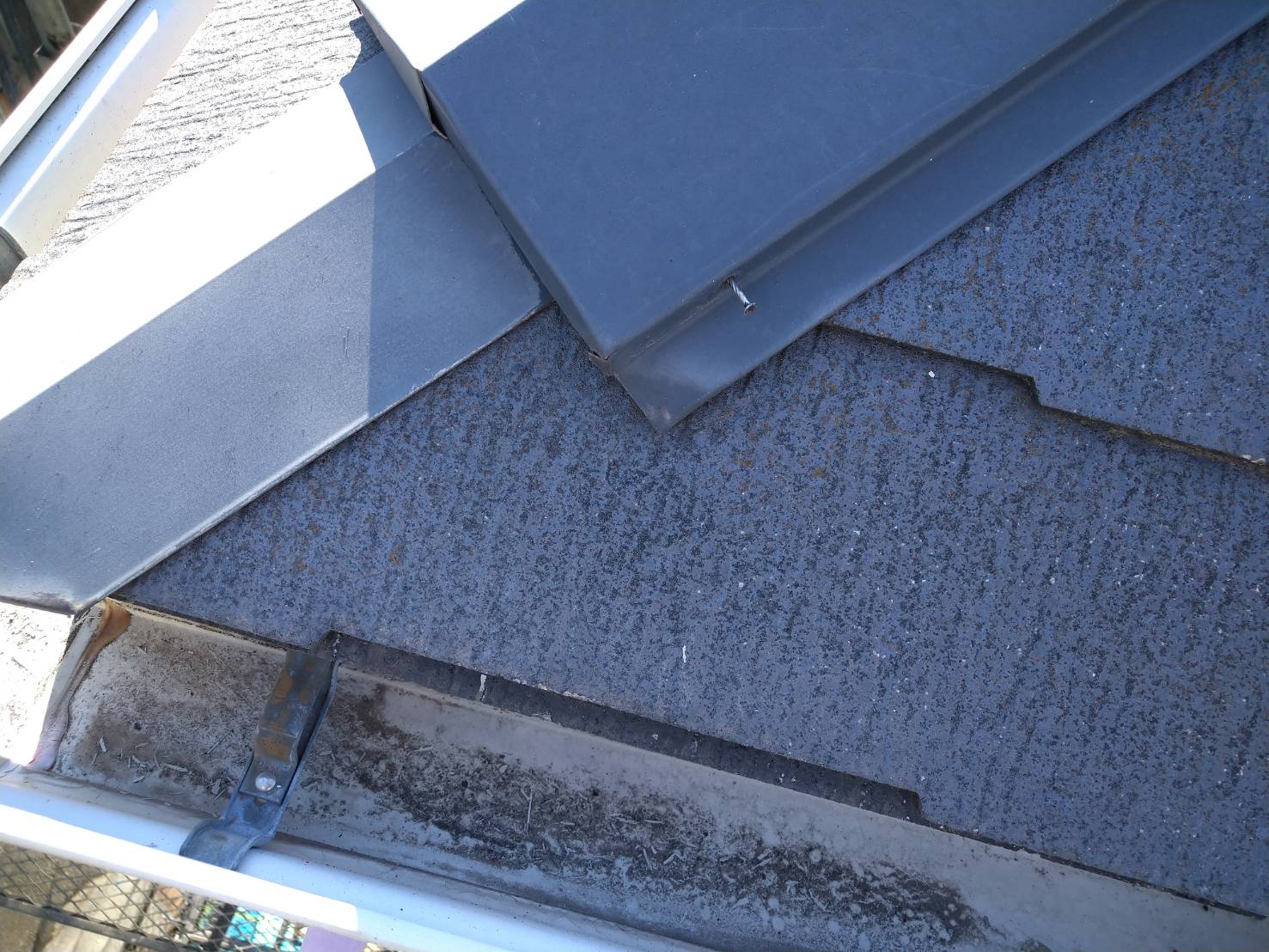 屋根塗装の時は棟板金の修理も一緒に！