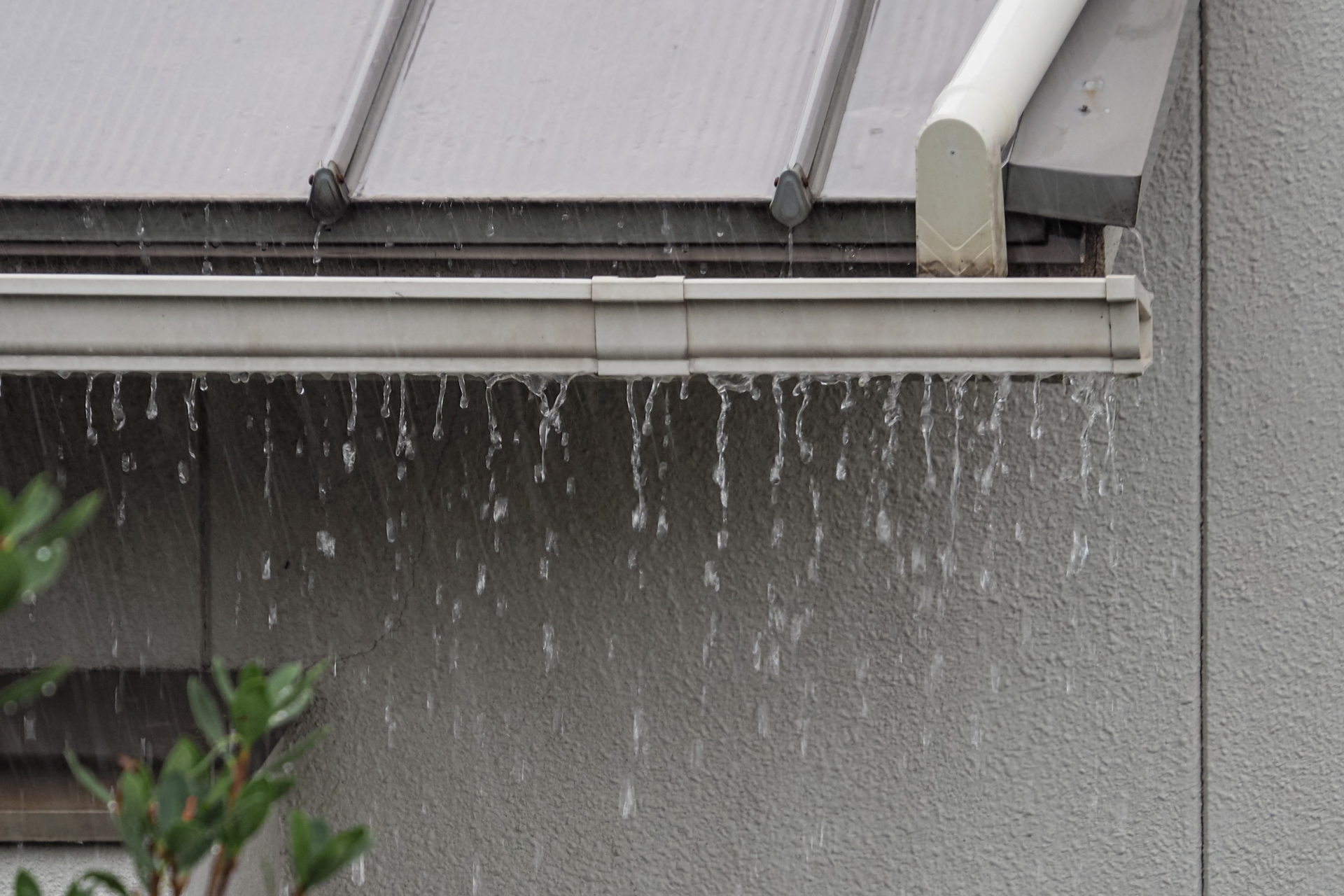 雨樋を塗装する必要はある？塗装のメリットと色決めのポイント