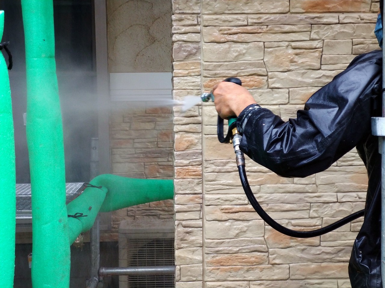 外壁塗装や屋根塗装で行う高圧洗浄とはどんな作業？
