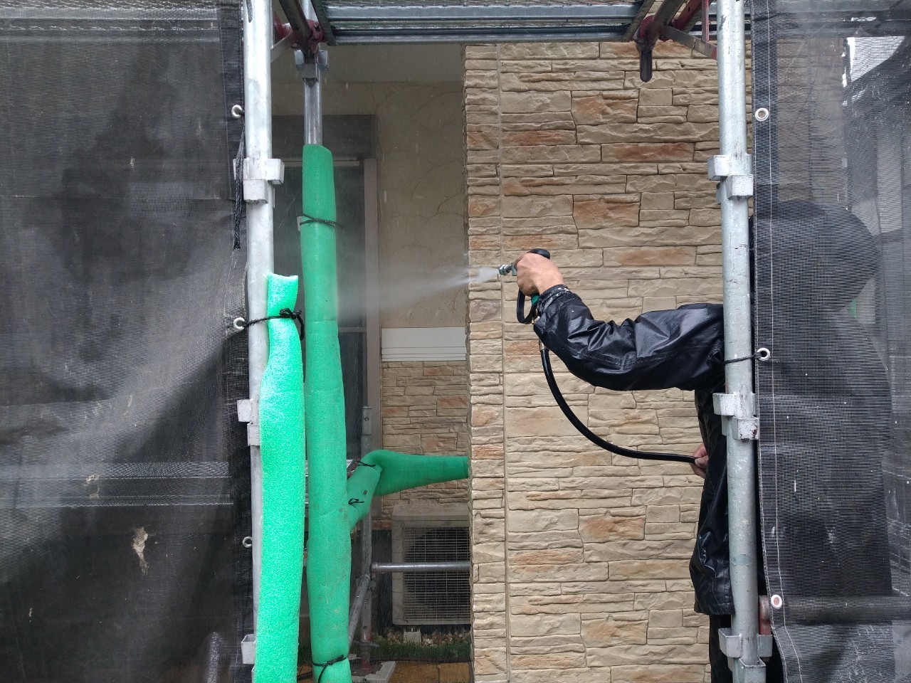 千葉県船橋市　O様邸　外壁塗装・屋根カバー工事　下地処理の高圧洗浄を行いました！