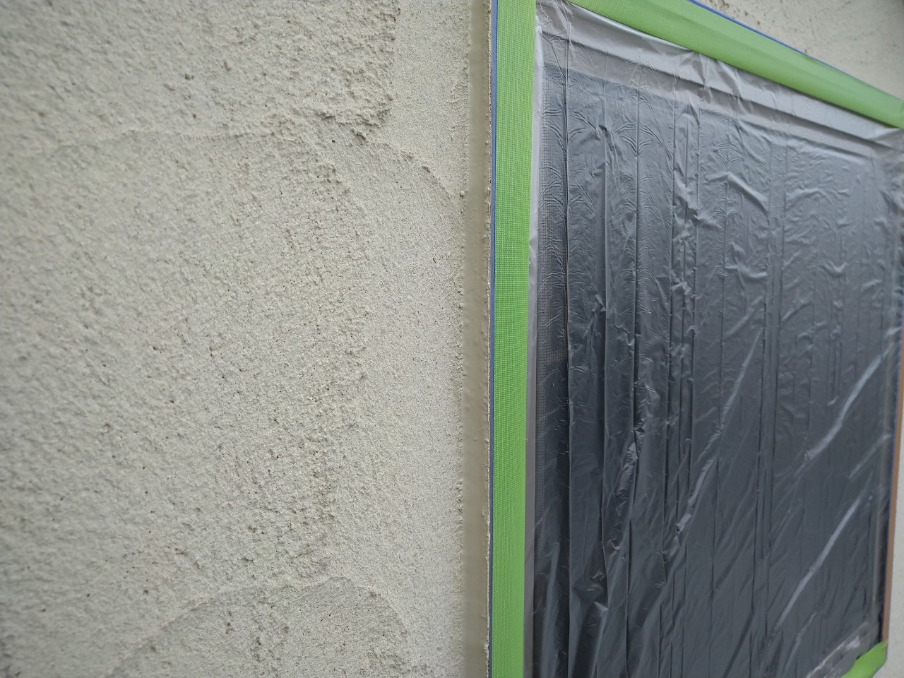 千葉県船橋市　O様邸　外壁塗装・屋根カバー工事　サイディング継ぎ目と開口部のコーキング打設工事