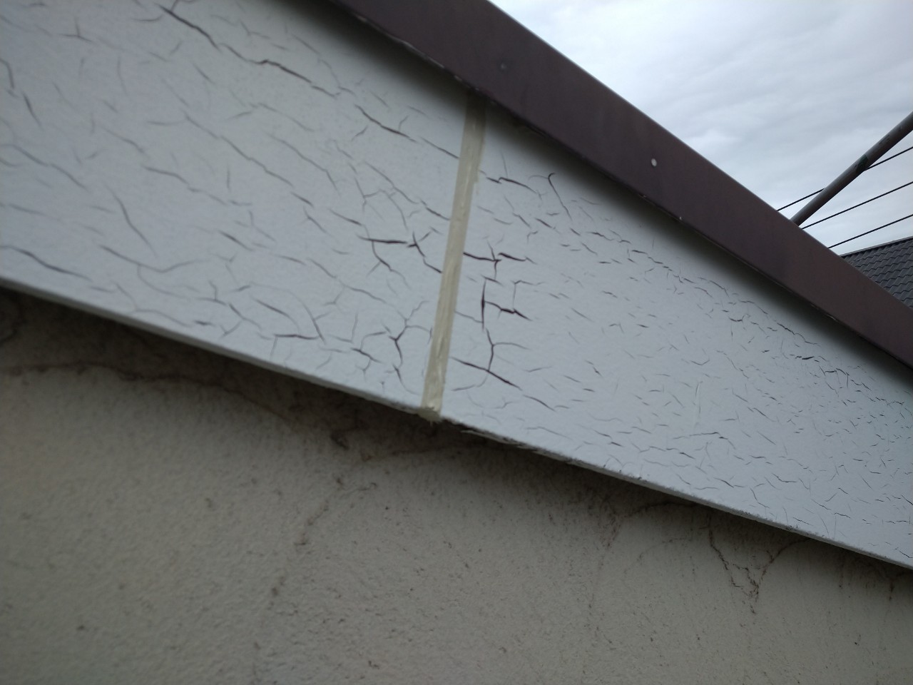 千葉県船橋市　O様邸　外壁・屋根カバー工事　シャッターボックスの錆止め塗装と破風板のシーリング処理