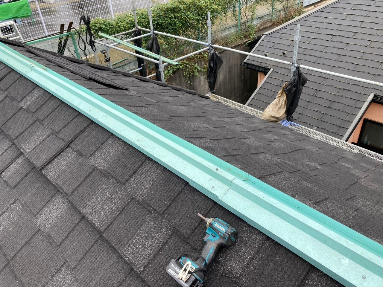 千葉県市川市　S様邸　外壁塗装・屋根カバー工事　棟部材の取り付け