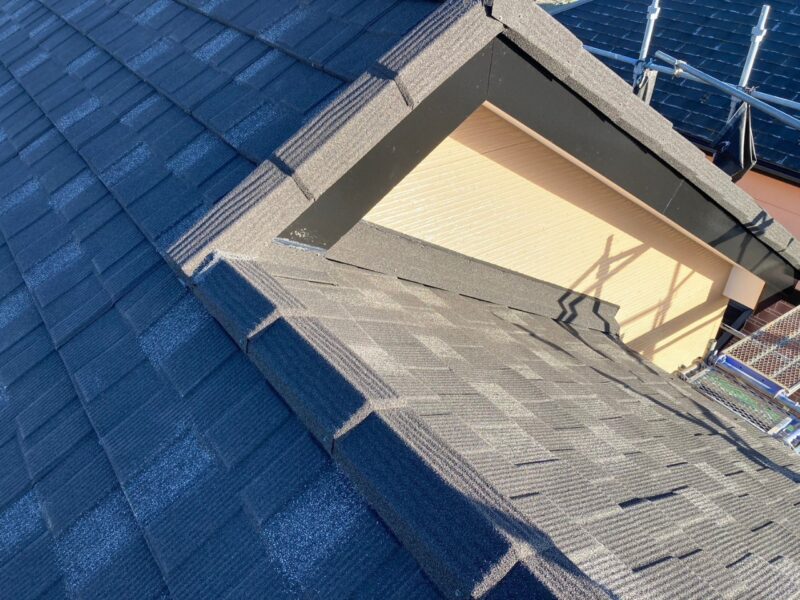 千葉県市川市　S様邸　外壁塗装・屋根カバー工事　棟部材の取り付け