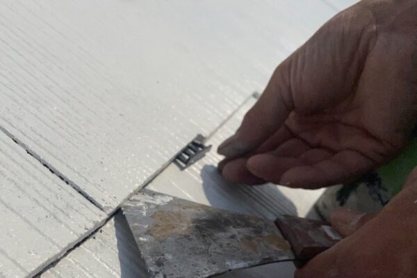 屋根塗装で使用するタスペーサーの効果と施工方法。従来の縁切り方法との違い