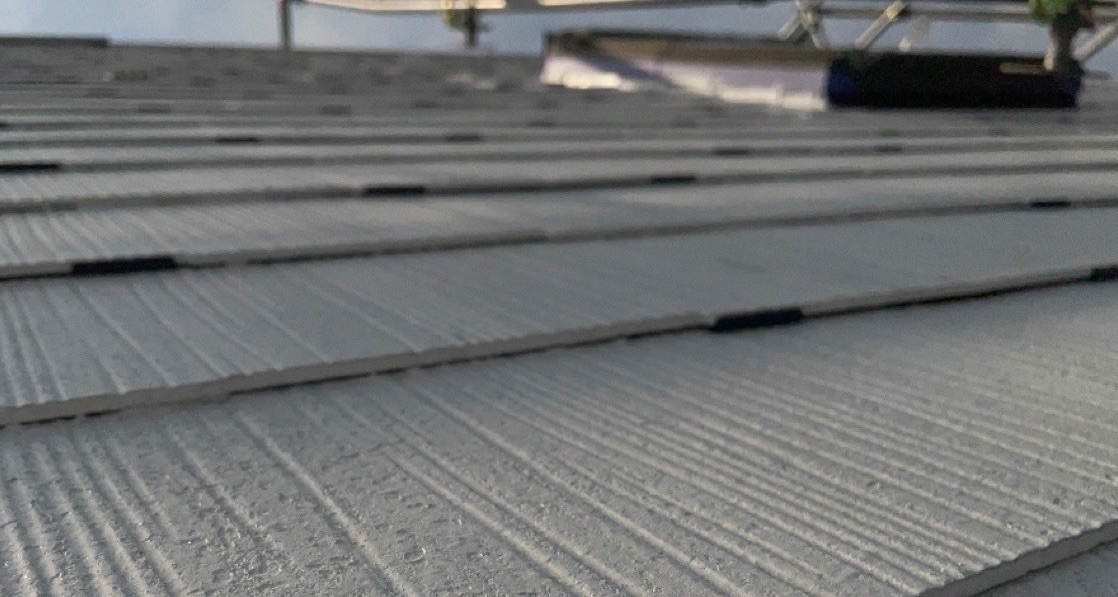 屋根塗装で使用するタスペーサーの効果と施工方法。従来の縁切り方法との違い