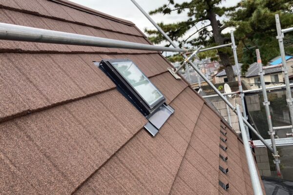 千葉県船橋市　F様邸　屋根カバー工事・外壁塗装工事　天窓のメンテナンスについて