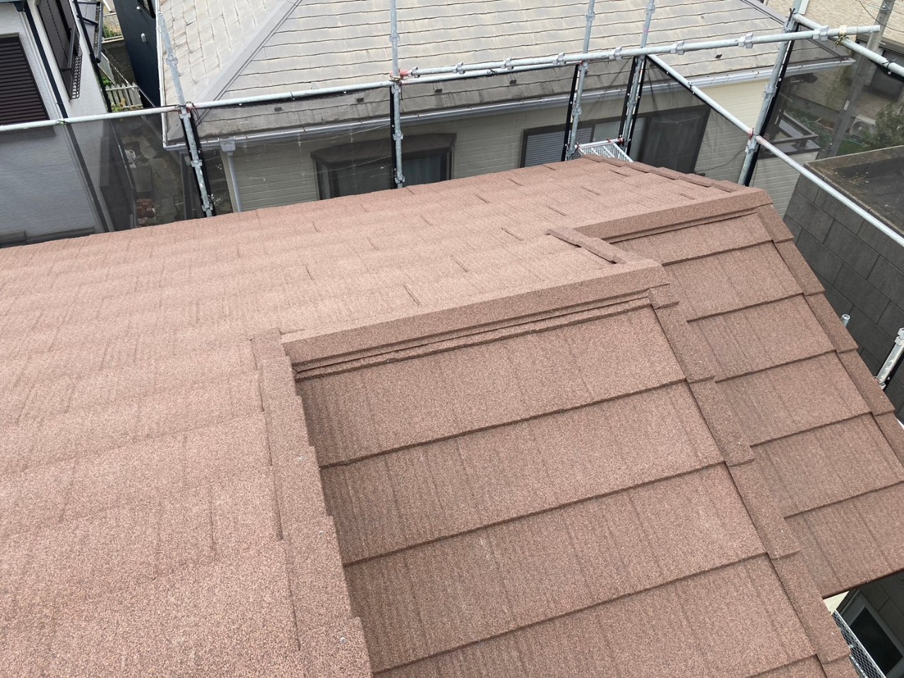 屋根塗装や屋根葺き替え工事で設置する屋根足場とは？