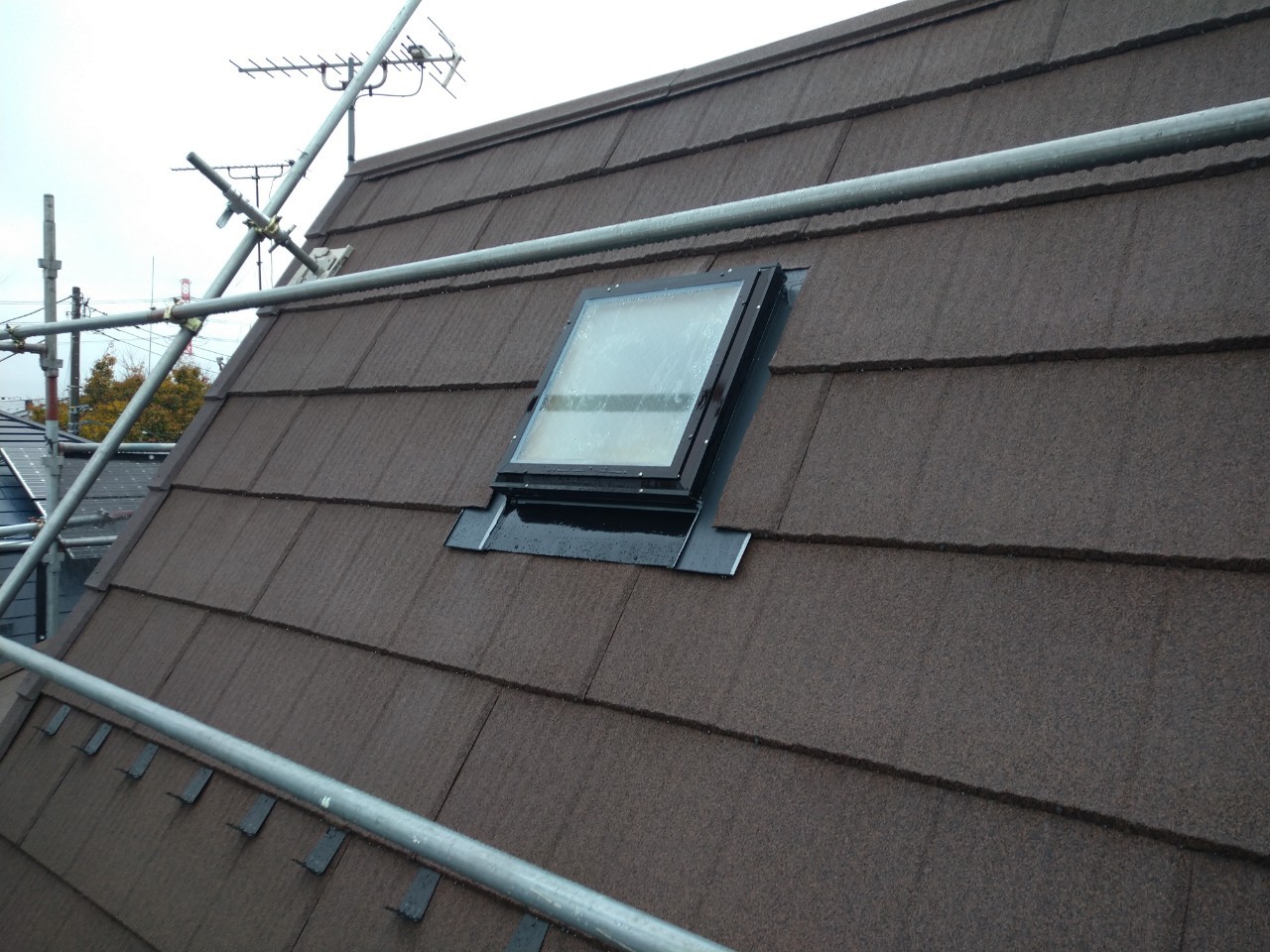 屋根塗装や屋根葺き替え工事で設置する屋根足場とは？