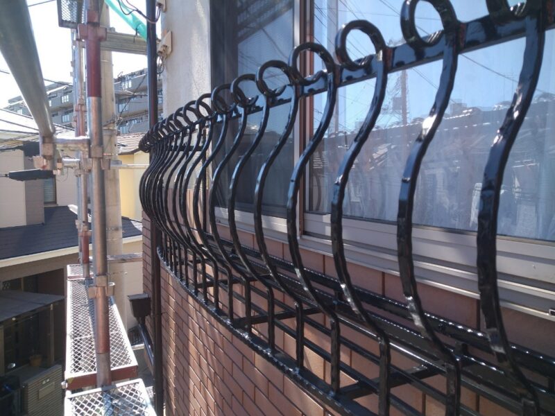 千葉県船橋市　S様邸　屋根・外壁塗装工事　鉄部　霧除け庇と手すりの塗装