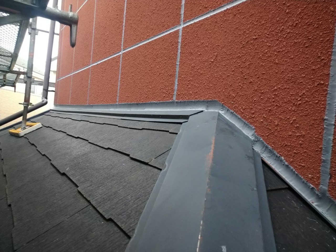 千葉県船橋市　T様邸　屋根カバー工事・外壁塗装工事　屋根と外壁の取り合い部コーキング防水処理