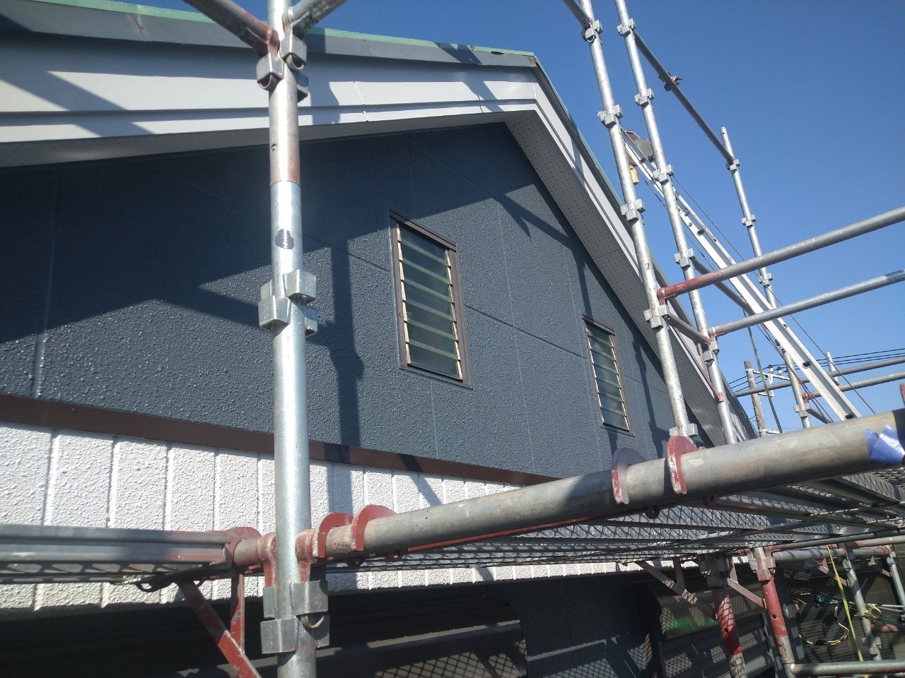 千葉県船橋市　T様邸　屋根カバー工事・外壁塗装工事　外壁の中塗り〜上塗りとはどんな工程？