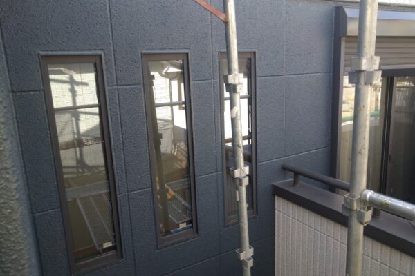 千葉県船橋市　T様邸　屋根カバー工事・外壁塗装工事　外壁の中塗り〜上塗りとはどんな工程？