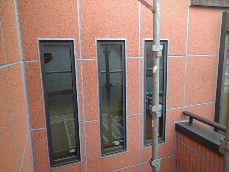千葉県船橋市　T様邸　屋根カバー工事・外壁塗装工事　窓周りのコーキング打ち