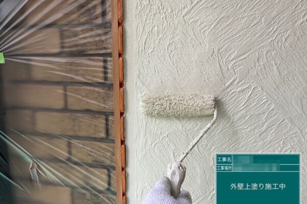千葉県船橋市　M様邸　屋根・外壁塗装工事　外壁の中塗り〜上塗り パーフェクトトップ塗布